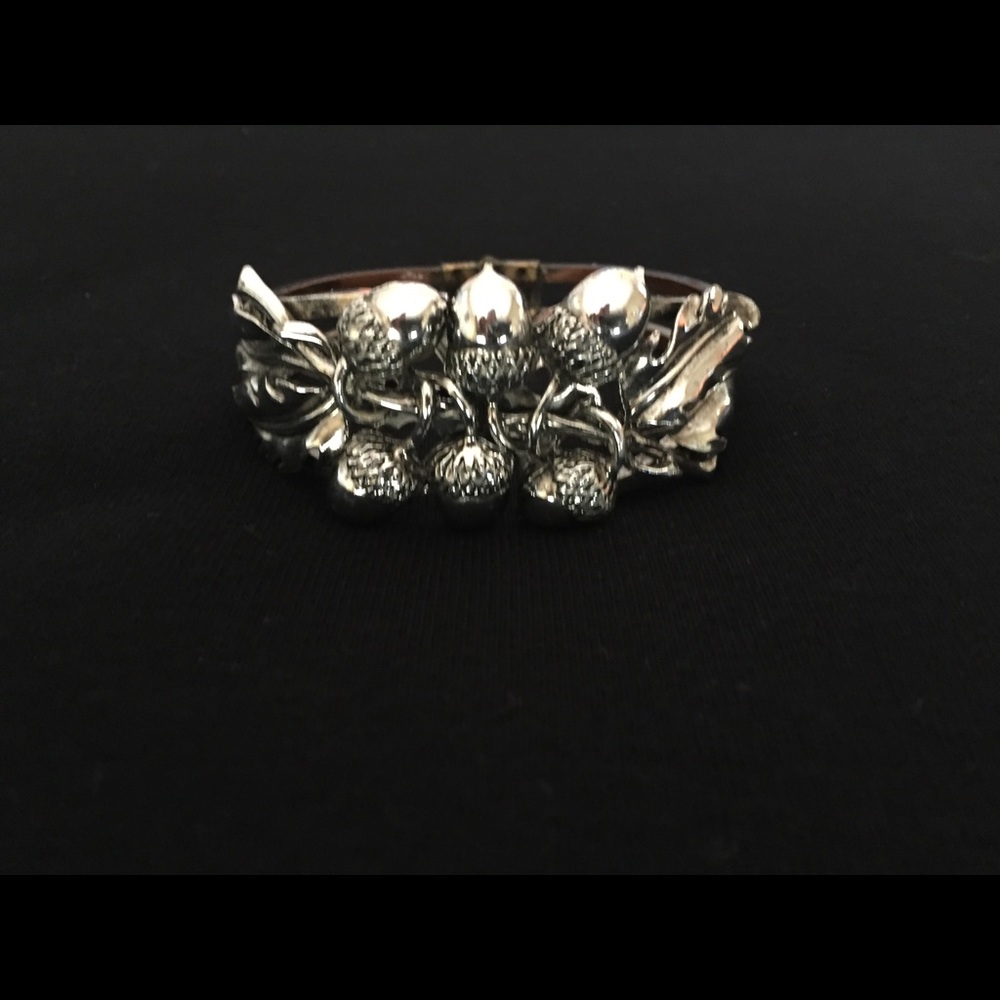 Vintage Attractive Chunky Bracelet w/Acorns/Hinge